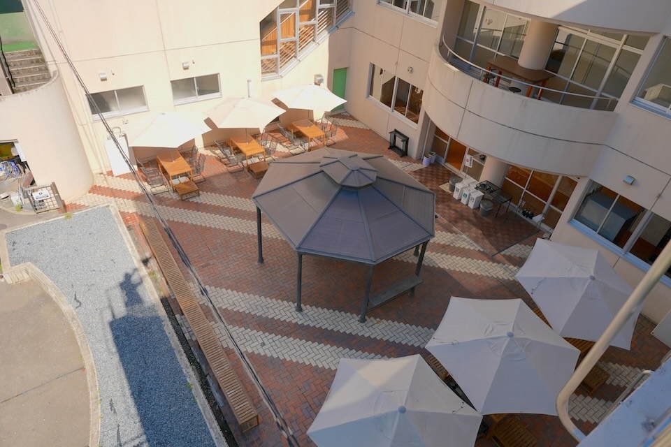 OKUTAMA+ / オクタマプラス 中庭（パティオ）